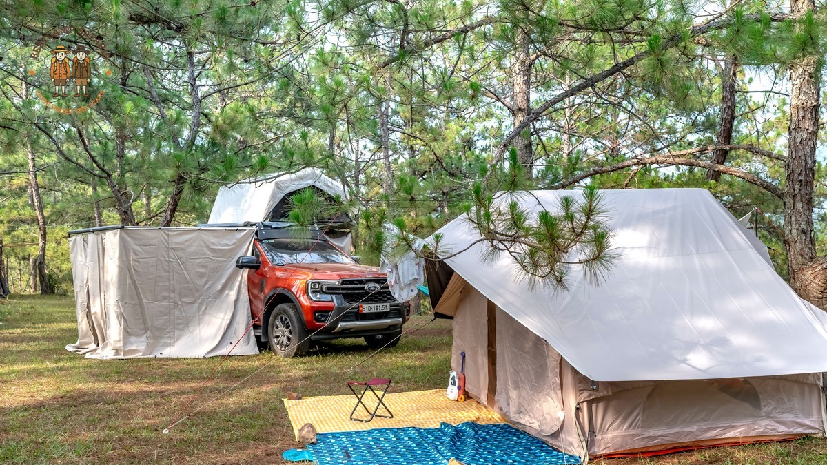 Who Helps During Safari Emergencies in Remote Camps?
